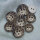 Runde Knopf mit Blumen, dunkelbraun - 15 bis 22mm