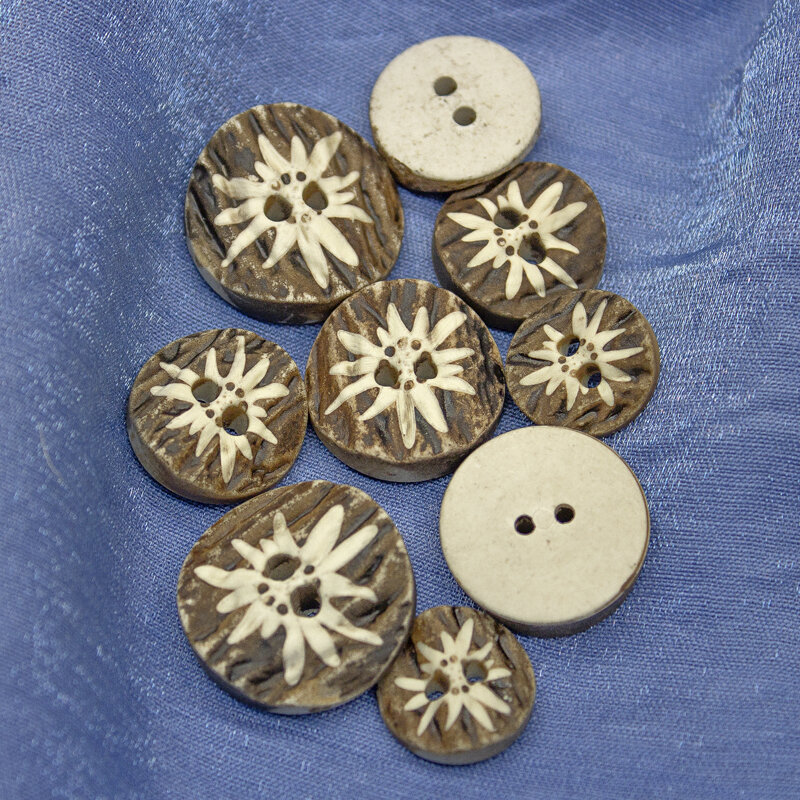 Runde Knopf mit Edelweiß, braun - 15 bis 22mm