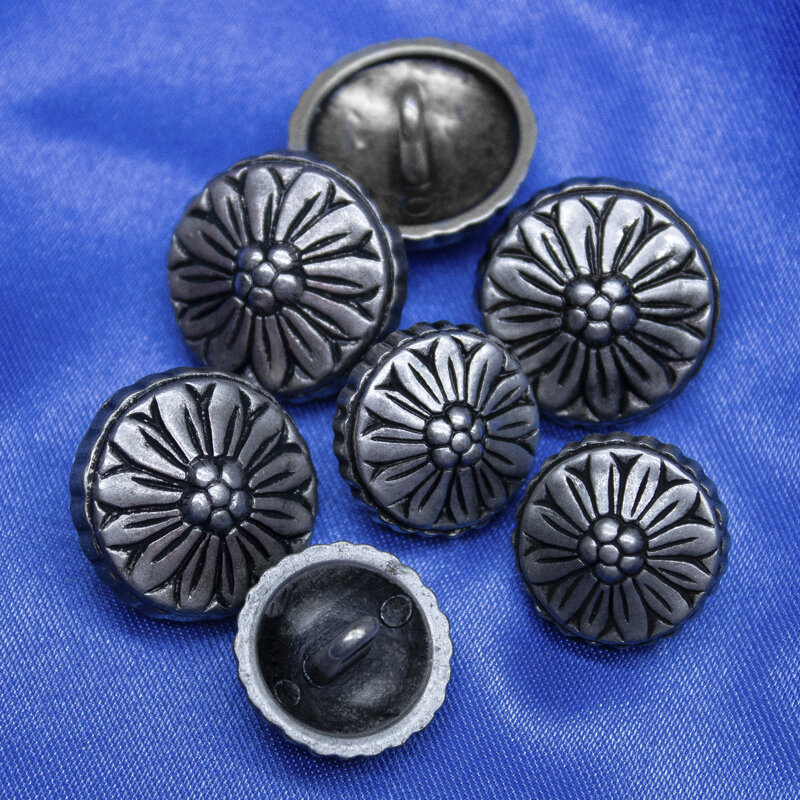 Metallknopf  mit Blumen - 15 bis 18mm