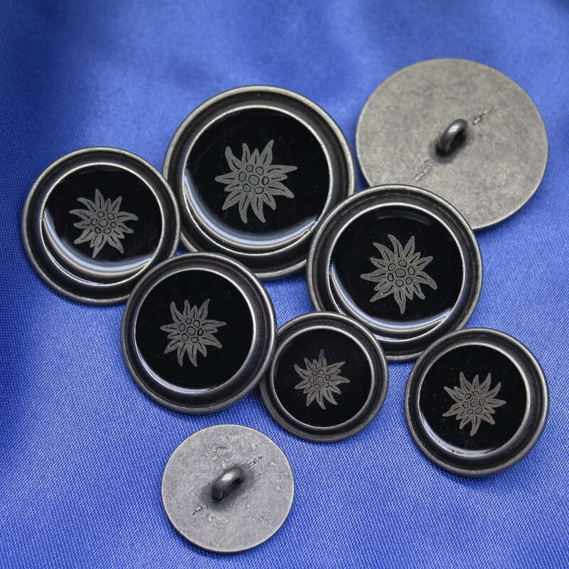 Trachtenknopf mit Edelweiß. rund, altsilber-schwarz, 18 bis 28mm
