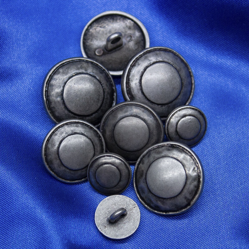 Trachtenknopf aus Metall. rund, altsilber, 8 bis 2mm
