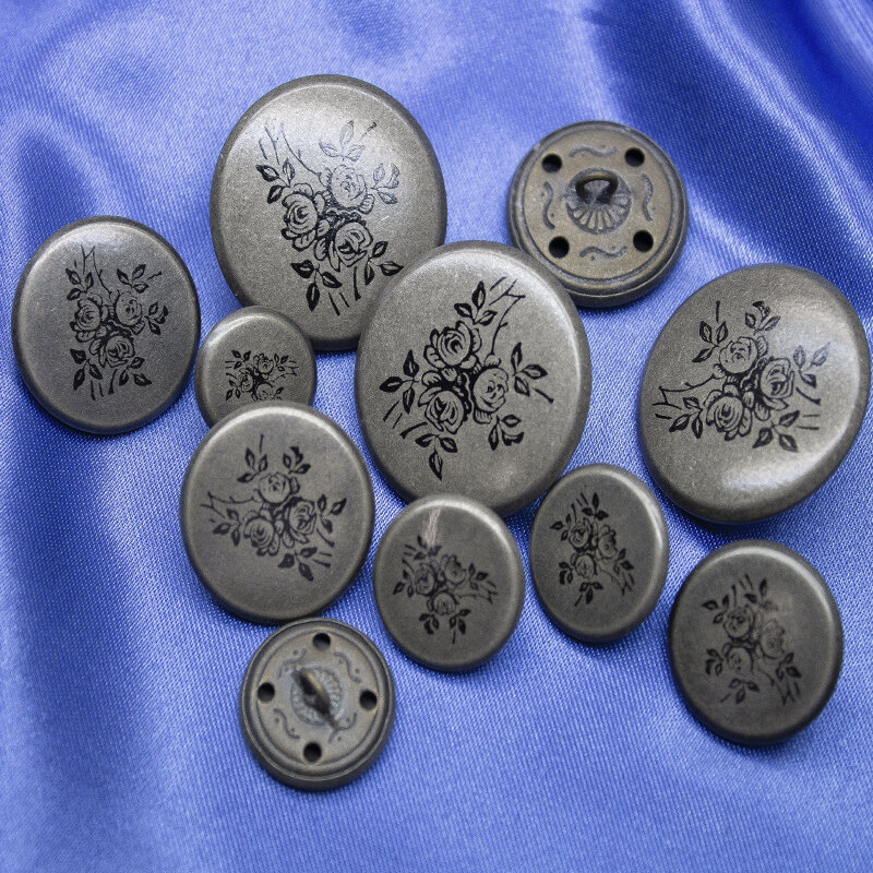 Trachtenknopf mit Rosen. rund, altsilber, 13 bis 25mm