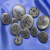 Trachtenknopf mit Rosen. rund, altsilber, 13 bis 25mm