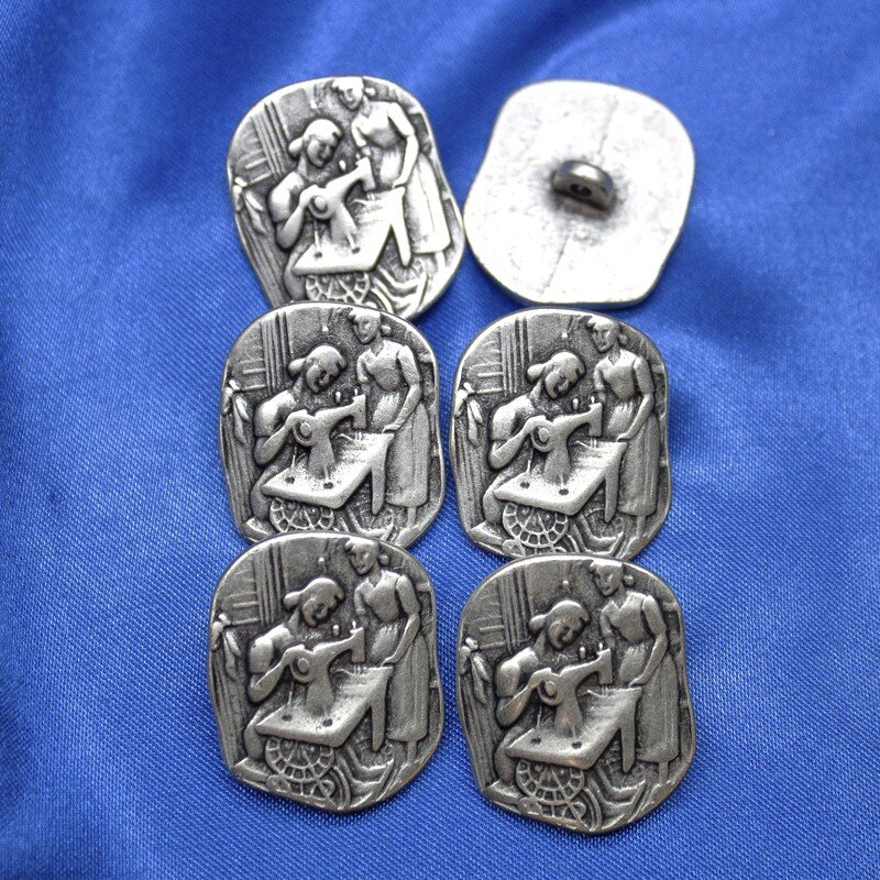 Trachtenknopf aus Metall, Näherin, 25 mm